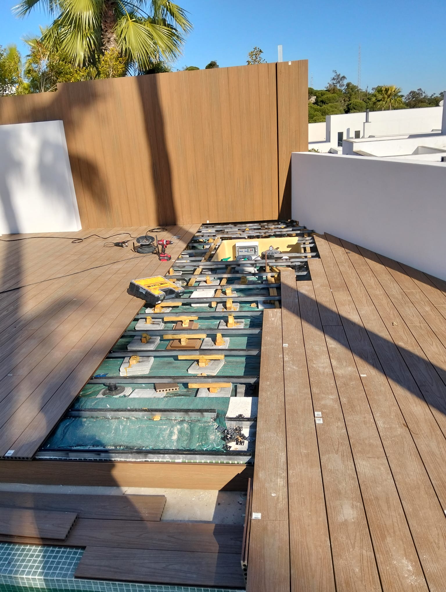 Aluminium substructure prepared for composite decking