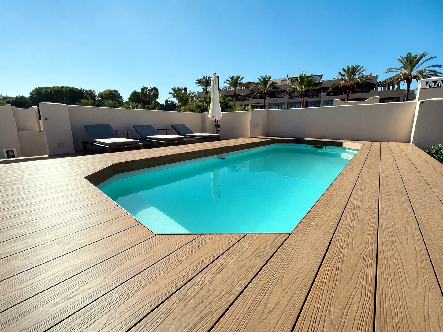 Pool deck with clean coping transitions in El Paraíso