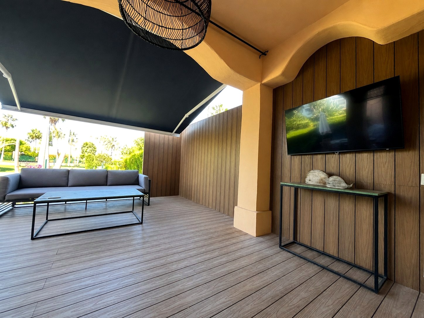 Covered entertaining terrace with integrated wall finish in Bel-Air